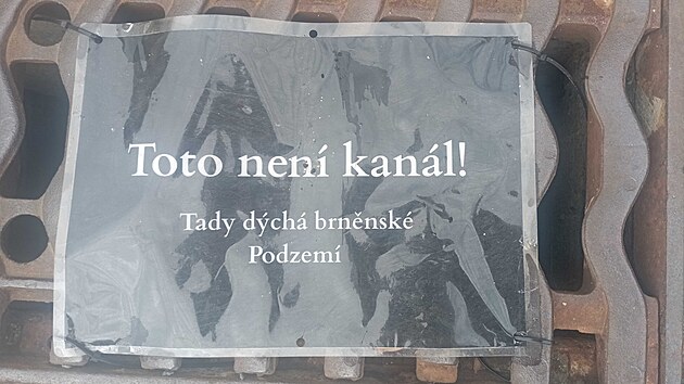 Cedule, kter kolemjdouc, ale pedevm trhovce upozoruje, e se nejedn o kanl. Relativn nedvno se objevil na Dominiknskm nmst ped Novou radnic v Brn. (z 2025)