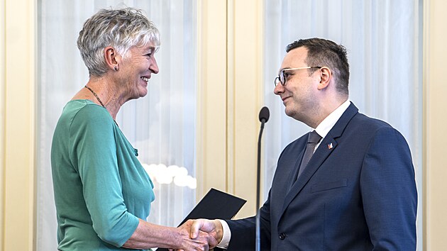 Ministr zahrani�í Jan Lipavský (nestr.) p�edává �estné ob�anství Alence Soukup....