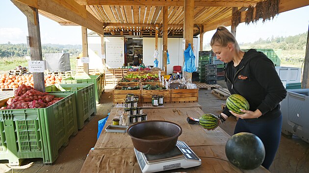Mlad farmi v tchovikch prodvaj sv produkty pmo na poli hned u silnice.