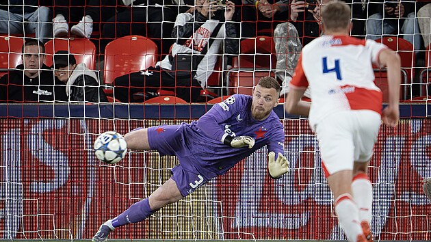 Slávistický gólman Jind�ich Stan�k chytá penaltu v zápase Ligy mistr� proti...