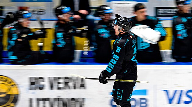 Hokejisté Karlových Varů a Nicholas Jones slaví gól do sítě Litvínova.