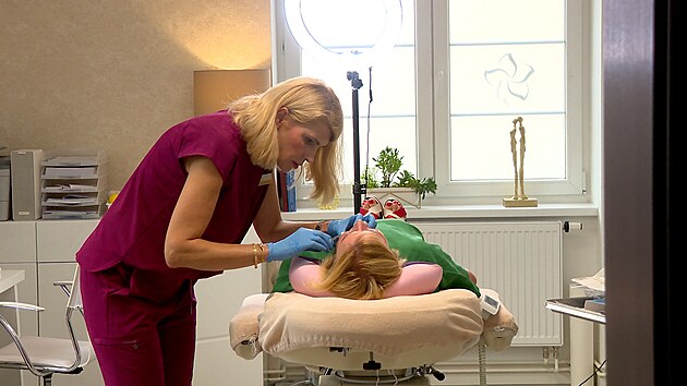 Doktorka estetick� medic�ny Zuzana Pol�kov� p�edv�d� omlazen� prost�ednictv�m aplikace losos�ho spermatu.
