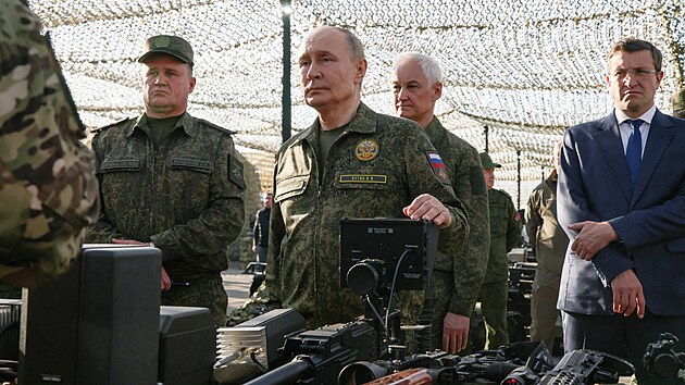 Rusk� prezident Vladimir Putin si prohl�� techniku a v�zbroj p�i p��jezdu na spole�n� rusko-b�lorusk� vojensk� cvi�en� s kryc�m n�zvem Zapad-2025. (16. z��� 2025)