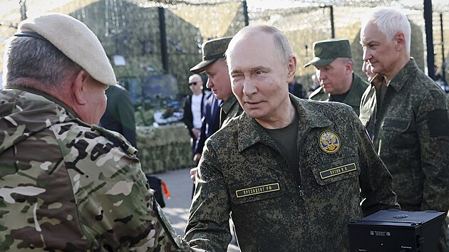 Rusk� prezident Vladimir Putin si prohl�� techniku a v�zbroj p�i p��jezdu na spole�n� rusko-b�lorusk� vojensk� cvi�en� s kryc�m n�zvem Zapad-2025. (16. z��� 2025)