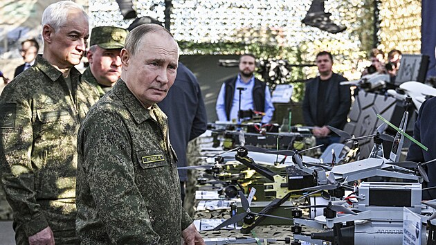 Rusk� prezident Vladimir Putin si prohl�� techniku a v�zbroj p�i p��jezdu na spole�n� rusko-b�lorusk� vojensk� cvi�en� s kryc�m n�zvem Zapad-2025. (16. z��� 2025)