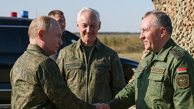 Rusk� prezident Vladimir Putin si prohl�� techniku a v�zbroj p�i p��jezdu na spole�n� rusko-b�lorusk� vojensk� cvi�en� s kryc�m n�zvem Zapad-2025. (16. z��� 2025)