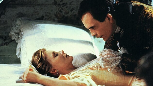 Michelle Pfeiffer a John Malkovich ve filmu Nebezpen znmosti (1988)