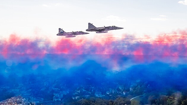 Skupina rudch stroj Red Arrows nad Prahou. (19. z 2025)