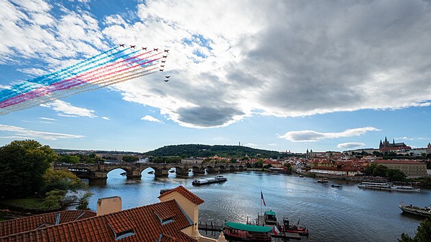 Skupina rud�ch stroj� Red Arrows nad Prahou. (19. z��� 2025)