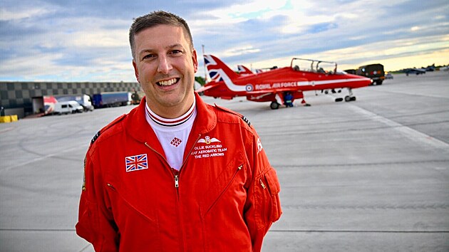 Pilot Ollie Suckling z legendrn britsk skupiny Red Arrows. (18. z 2025)