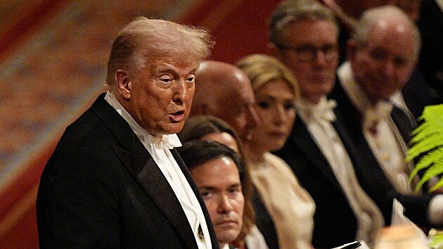 Trumpova matka pochzela ze Skotska, a prezident USA tak m pro Velkou Britnii slabost. Pozvn krle Karla III. ho potilo natolik, e se tentokrt vynasnail vypadat jako ze katulky. Svj charakteristick nepadnouc oblek a pli dlouhou kravatu vymnil za frak s dlouhmi osy a blou vestiku.