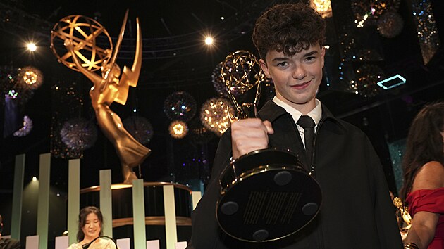Owen Cooper s cenou Emmy za nejlep�í miniseriál Adolescent o britské rodin�...