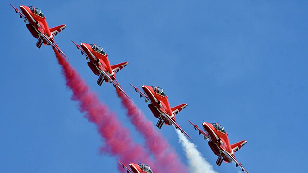Britsk letouny Red Arrows pi odpolednm ncviku v Ostrav pi Dnech NATO. (19. z 2025)