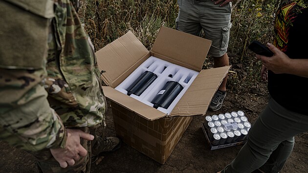 V�znamnou roli ve v�lce na Ukrajin� maj� na obou stran�ch drony. Speci�ln� kategori�, kter� moment�ln� nab�v� na d�le�itosti, jsou drony nav�d�n� optick�m vl�knem. Nelze je ru�it, proto jsou spolehliv�j�� a p�esn�j��. (z��� 2025)