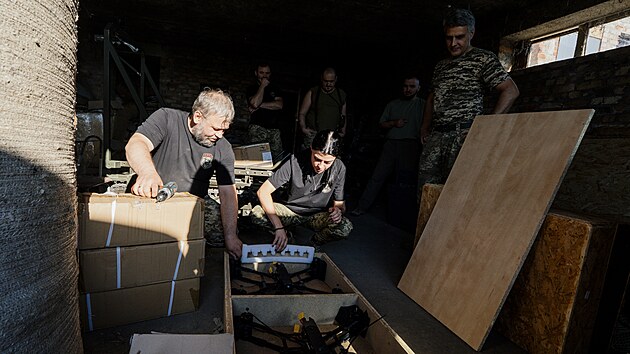 V�znamnou roli ve v�lce na Ukrajin� maj� na obou stran�ch drony. Speci�ln� kategori�, kter� moment�ln� nab�v� na d�le�itosti, jsou drony nav�d�n� optick�m vl�knem. Nelze je ru�it, proto jsou spolehliv�j�� a p�esn�j��. (z��� 2025)