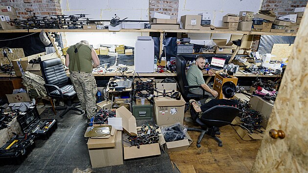 V�znamnou roli ve v�lce na Ukrajin� maj� na obou stran�ch drony. Speci�ln� kategori�, kter� moment�ln� nab�v� na d�le�itosti, jsou drony nav�d�n� optick�m vl�knem. Nelze je ru�it, proto jsou spolehliv�j�� a p�esn�j��. (z��� 2025)