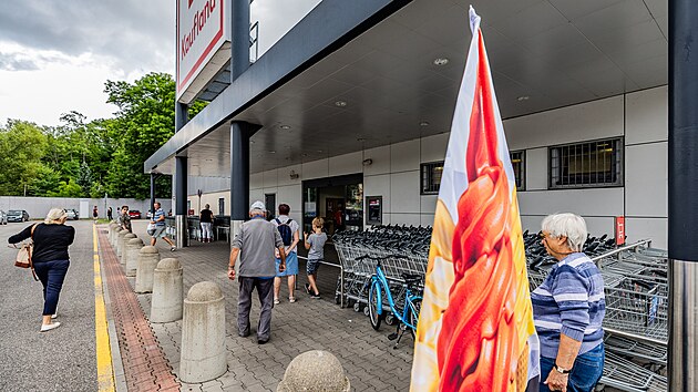 U market ve Dvoe Krlov se podle nov vyhlky od poloviny ervence nesm popjet alkohol. (18. ervence 2025)