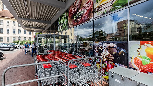 U market ve Dvoe Krlov se podle nov vyhlky od poloviny ervence nesm popjet alkohol. (18. ervence 2025)