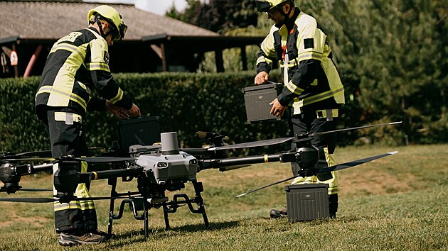 Transportn� dron DJI Flycart 30 dok�e p�epravit materi�l a� do hmotnosti 30 kg. Je pomocn�kem pro v�echny slo�ky integrovan�ho z�chrann�ho syst�mu.