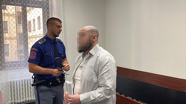 Mu� z Karlovarska si zm�nil image. Nechal si ost��hat vlasy a nar�st vousy. (15. z��� 2025)