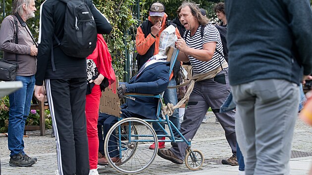 Na mtink koalice SPOLU v ele s premirem Petrem Fialou do Kikovch sad v Plzni dorazili i jeho odprci. (17. z 2025)