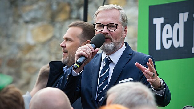 Mtink koalice SPOLU a premira Petra Fialy v Proluce v plzeskch Kikovch sadech. Na snmku s ministrem kultury a ldrem kandidtky SPOLU v Plzeskm kraji Martinem Baxou. (17. z 2025)