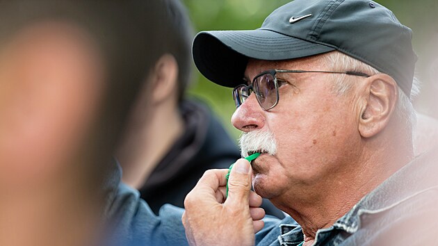 Na mtink koalice SPOLU v ele s premirem Petrem Fialou do Kikovch sad v Plzni dorazili i jeho odprci. (17. z 2025)