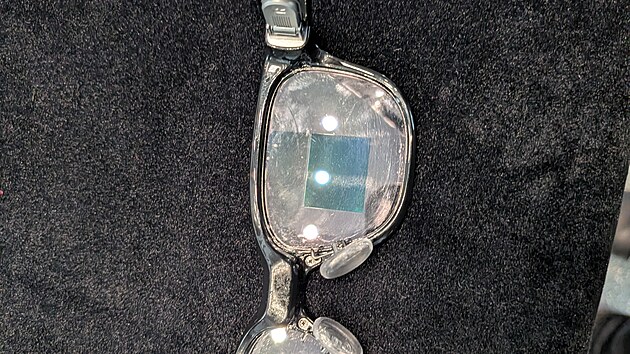 Takto vypad� monochromatick� displej vsazen� do skel br�l�.