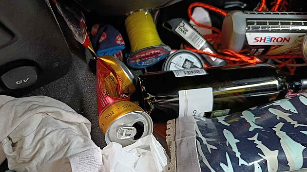 Naped boural, pak usnul. Opilec na dlnici vezl v aut dt i plno obal od alkoholu.