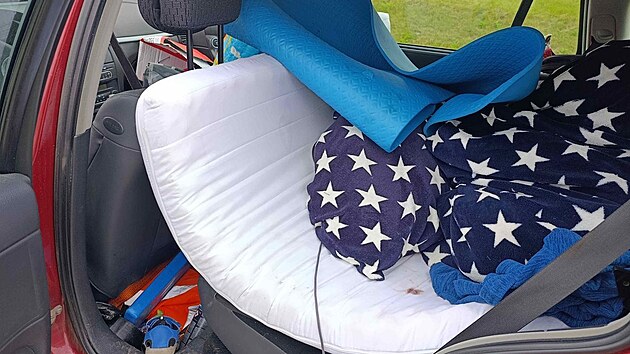 Naped boural, pak usnul. Opilec na dlnici vezl v aut dt i plno obal od alkoholu.