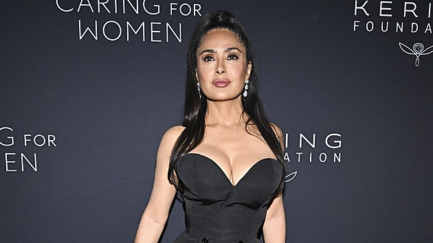 Salma Hayekov� v New Yorku na charitativn� ve�e�i na Fashion Weeku (11. z��� 2025)