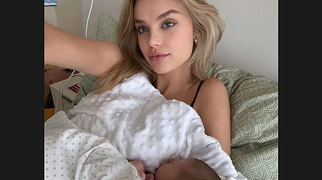 Krystyna Pyszkov� se pochlubila dcerou Aurorou. (17. z��� 2025)