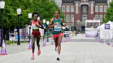 Peres Jepchirchirová a Tigst Assefaová na trati maratonu v Tokiu.