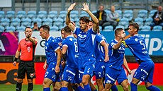 Luká Havel (2) z Táborska oslavuje gól se svými spoluhrái.