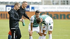 Trenér Lubo� Kozel (druhý zleva) rozdává pokyny.
