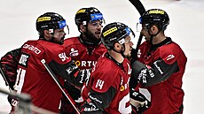 Hokejisté Sparty se radují z gólu v Litvínov.