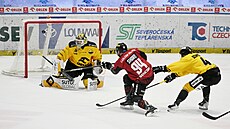 Devin Shore pekonává Mateje Tomka, bránít nestíhá Vojtch Husinecký.