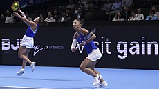 Jasmine Paoliniová a Sara Erraniová v deblovém souboji proti Ukrajin�.