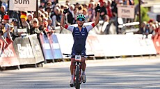 Francouzský finiman Joshua Dubau oslavuje triumf ve smíené tafet.