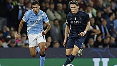U mí�e je Scott McTominay z Neapole, nahání ho Rodri z Manchesteru City.