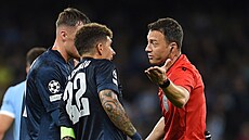 Giovanni Di Lorenzo z Neapole se jet snaí smlouvat, ale ervené kart...