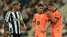 Robert Lewandowski a Fermín López si nco vysvtlují, pihlíí Bruno Guimaraes.