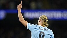 Erling Haaland oslavuje svojí trefu proti Neapoli.