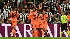 Marcus Rashford se spoluhrá�i z Barcelony oslavuje gol na h�i�ti Newcastlu.