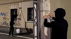 Tajemný malí z Itálie odstrauje graffiti z budov