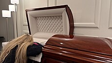 Erika Kirková u rakve svého zesnulého manela Charlieho Kirka (13. záí 2025)