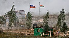 Mezi modely píbytk vlají ruská a bloruská vlajka. (15. záí 2025)