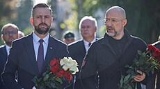 Polský ministr obrany Wladyslaw Kosiniak-Kamysz (vlevo) se svým ukrajinským...