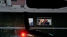 Donald Trump v helikopté�e Marine One p�istává ve Washingtonu. (19. zá�í 2025)