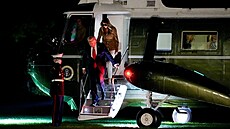 Donald Trump v helikopté�e Marine One p�istává ve Washingtonu. (19. zá�í 2025)